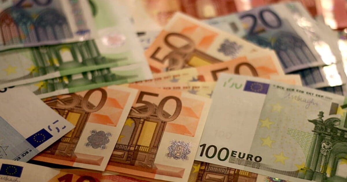 Slováci šetria menej, ako je priemer EÚ: Úspory na historickom minime