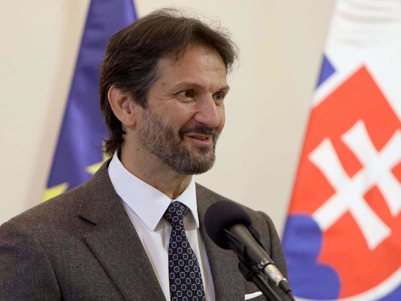 Kaliňák sa na Štedrý deň poďakoval vojakom a záchranným zložkám